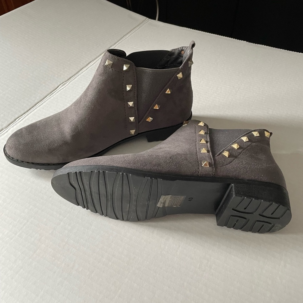 𝅺grey studded boots